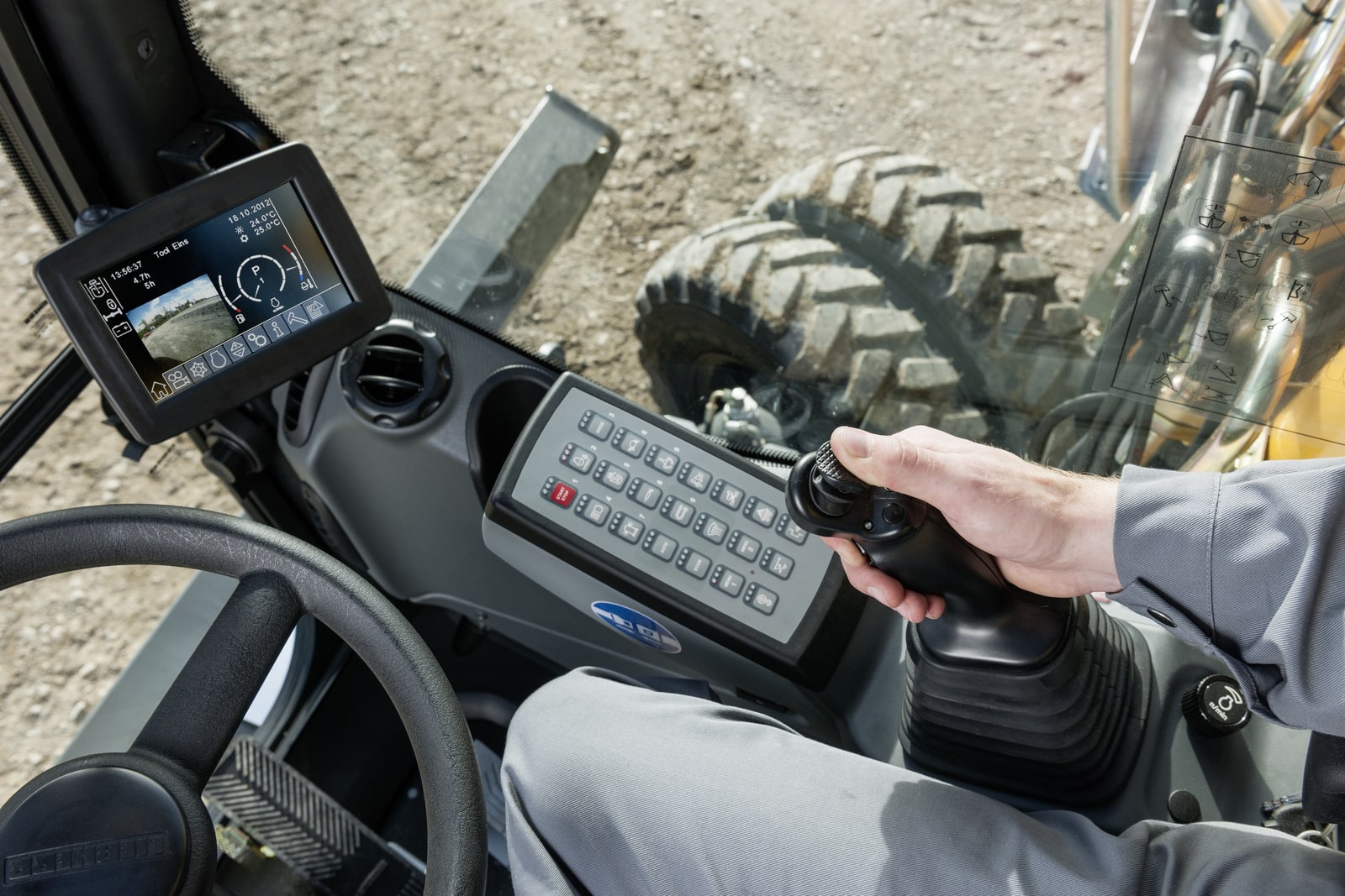 Kopie - Tastatur im Fahrzeug mit Display alt-min